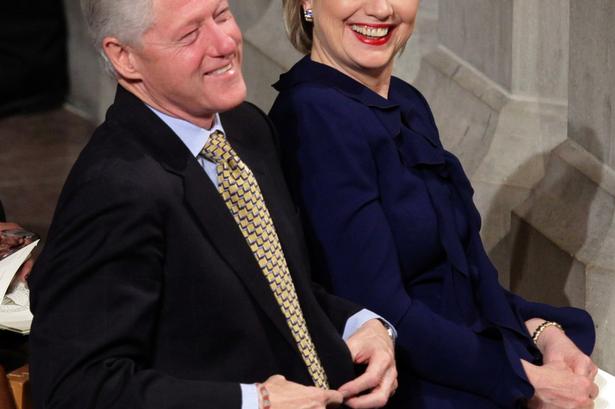 Bill og Hillary Clinton i højt humør ved en gudstjeneste i National Cathedral i Washington 21. januar 2009. Samme dag blev hun indsat som udenrigsminister. Det kan måske forklare smilene. 