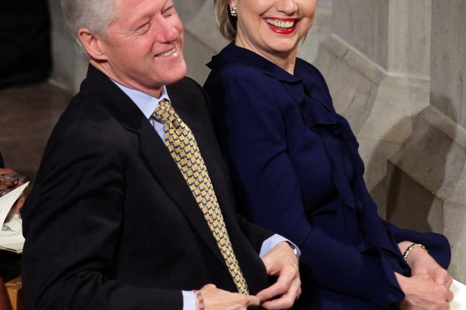 Bill og Hillary Clinton i højt humør ved en gudstjeneste i National Cathedral i Washington 21. januar 2009. Samme dag blev hun indsat som udenrigsminister. Det kan måske forklare smilene. 