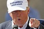 Donald Trump taler til vælgerne i Manchester, New Hampshire 11 juli 2016 med sin kampagnes mundrette slogan - 'Make America Great Again' - printet på kasketten. 