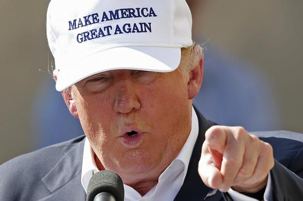 Donald Trump taler til vælgerne i Manchester, New Hampshire 11 juli 2016 med sin kampagnes mundrette slogan - 'Make America Great Again' - printet på kasketten. 