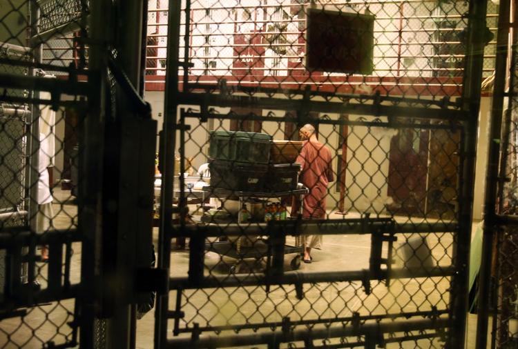 Guantanamo. Selv om Obama har sat skub i processen med at få Guantanamo-fængslet affolket for fanger, er der stadig i dag en del terrormistænkte bag tremmer i det amerikanske, omstridte militærfængsel. 
