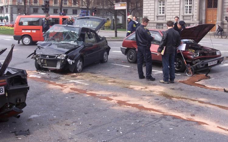 UOPMÆRKSOMHED. Bilister kører op i andre bilister bagfra, de overholder ikke vigepligten, de kører på den forkerte side af vejens midte, de skifter vognbane mod reglerne eller påkører andre bilister, som holder i kø. 