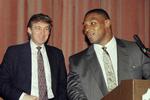 Donald Trump og bokseren Mike Tyson ved en pressekonference 27. juli 1988. 