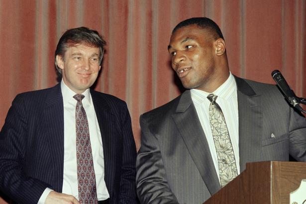Donald Trump og bokseren Mike Tyson ved en pressekonference 27. juli 1988. 