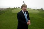 Donald Trump på sin egen Ocean Trails Golf Club i Californien, 2. november 2002. Donald Trump har tjent enorme pengesumme på hoteller og golfresorts. Tidligere har han ligeledes investeret stort i kasino-drift. 
