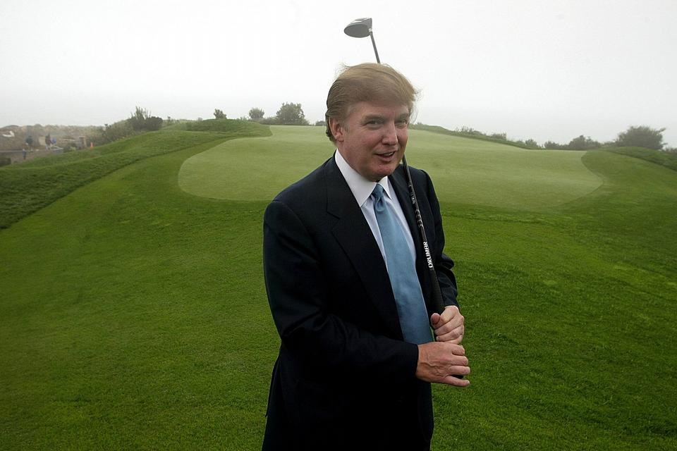 Donald Trump på sin egen Ocean Trails Golf Club i Californien, 2. november 2002. Donald Trump har tjent enorme pengesumme på hoteller og golfresorts. Tidligere har han ligeledes investeret stort i kasino-drift. 