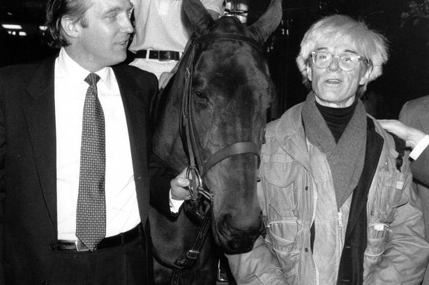Donald Trump og Andy Warhol i New York 4. november 1983. Hele karrieren har Trump været fast inventar på diverse røde løbere og til jetsettets fester og fejringer. 