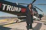 Donald Trump og en af hans tre helikoptere i marts 1988. Trump har en forkærlighed for at sætte sit eget navn på sine ejendele såvel som forretninger. 