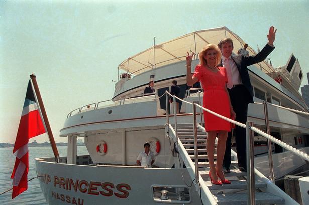 Donald Trump og hans daværende kone, tjekkiske Ivana, på deres yacht The Trump Princess i New York i 1998. Trump har været gift tre gange og har fem børn. 