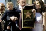 Donald Trump, hans tredje (og slovensk-fødte) kone Melania Trump og deres søn Barron da Donald fik sin egen stjerne på Hollywood Walk of Fame i 2007. 