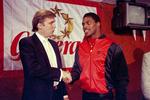 Donald Trump ejede på et tidspunkt football-holdet New Jersey Generals. Her hilser han på  en af spillerne, Herschel Walker, 8. marts 1984. 