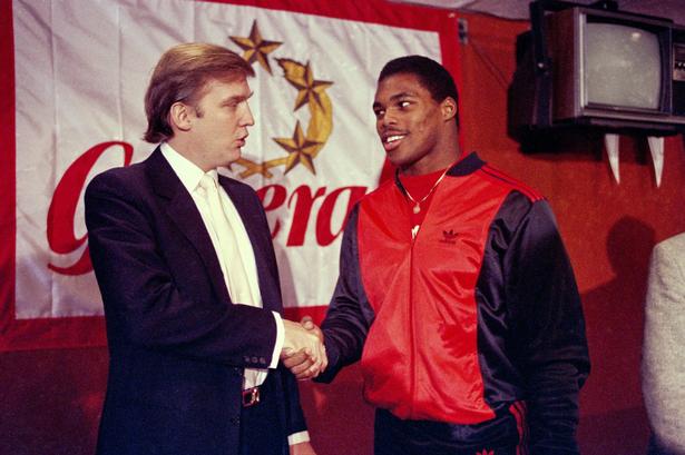 Donald Trump ejede på et tidspunkt football-holdet New Jersey Generals. Her hilser han på  en af spillerne, Herschel Walker, 8. marts 1984. 