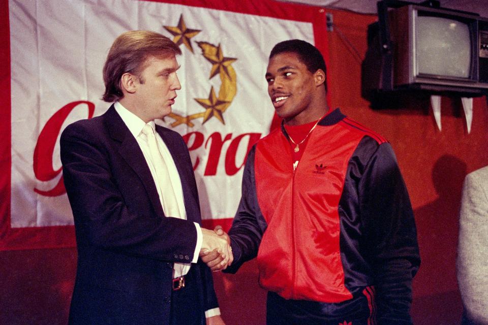 Donald Trump ejede på et tidspunkt football-holdet New Jersey Generals. Her hilser han på  en af spillerne, Herschel Walker, 8. marts 1984. 