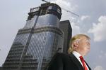 Donald Trump foran det 92-etager høje Trump International Hotel i Chicago 24. maj 2007. Stort, større, Trump. 