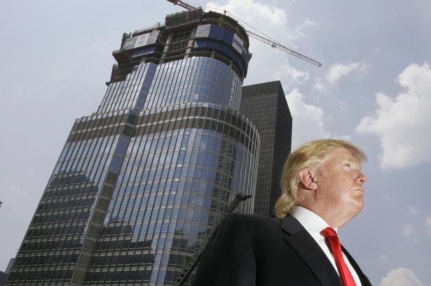 Donald Trump foran det 92-etager høje Trump International Hotel i Chicago 24. maj 2007. Stort, større, Trump. 