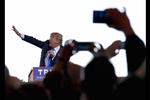 Donald Trump på et vælgermøde 16. december 2015. Hans præsidentkampagne har efterladt horder af kommentatorer måbende tilbage. Der var ikke mange af dem, der troede, han ville nå langt. 