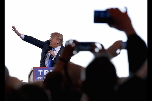 Donald Trump på et vælgermøde 16. december 2015. Hans præsidentkampagne har efterladt horder af kommentatorer måbende tilbage. Der var ikke mange af dem, der troede, han ville nå langt. 