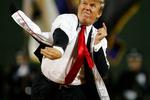 Donald Trump kaster den første bold i kampen mellem Boston Red Sox og New York Yankees 18. august 2006. 