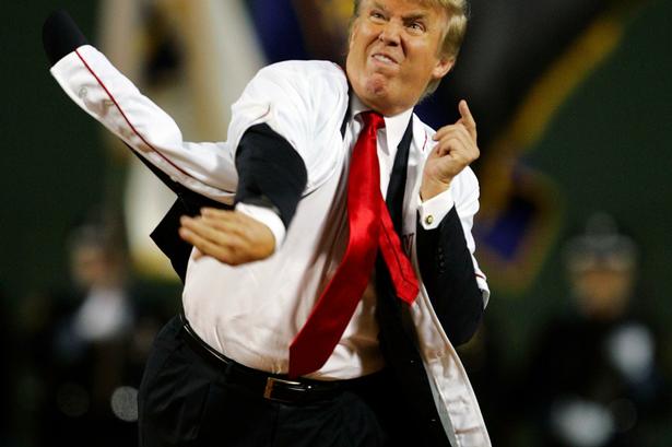 Donald Trump kaster den første bold i kampen mellem Boston Red Sox og New York Yankees 18. august 2006. 