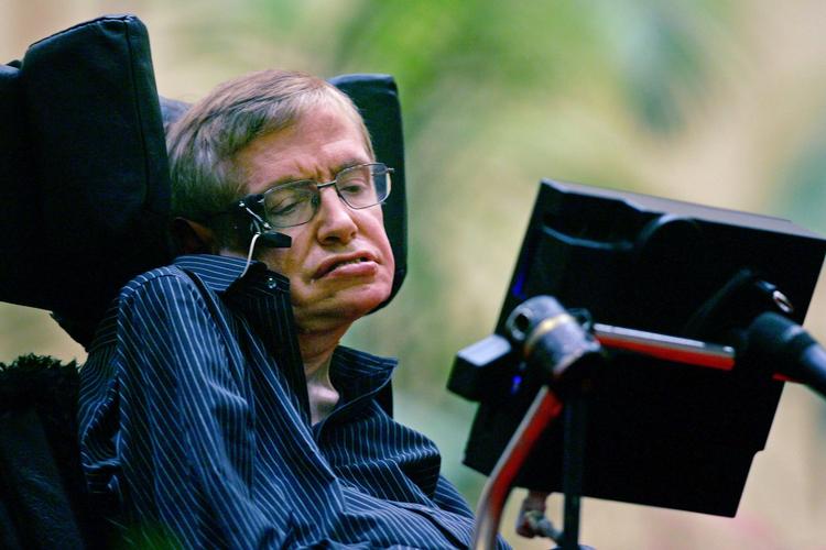 Legende. Når sommeren er ved at gå på hæld får Danmark besøg af den verdensberømte fysiker Stephen W. Hawking, som vil fortælle om sin teoretiske udforskning af sorte huller. 