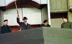 Kapow. Saddam Hussein i fuldt vigør i 2000 under en militærparade. 