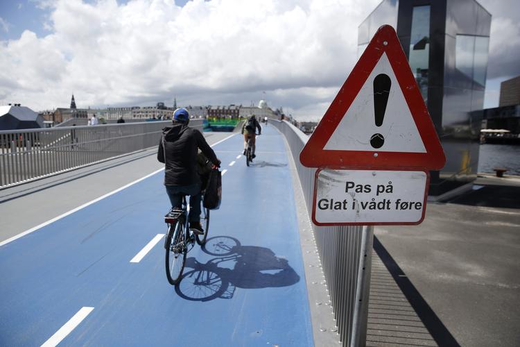 GLAT. Mandag morgen blev der sat advarselsskilte op på Inderhavnsbroen. 