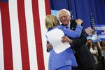 Støtte. Bernie Sanders har i dag bekendtgjort sin støtte til sin tidligere konkurrent i kampen om at blive amerikansk præsident, Hillary Clinton. 