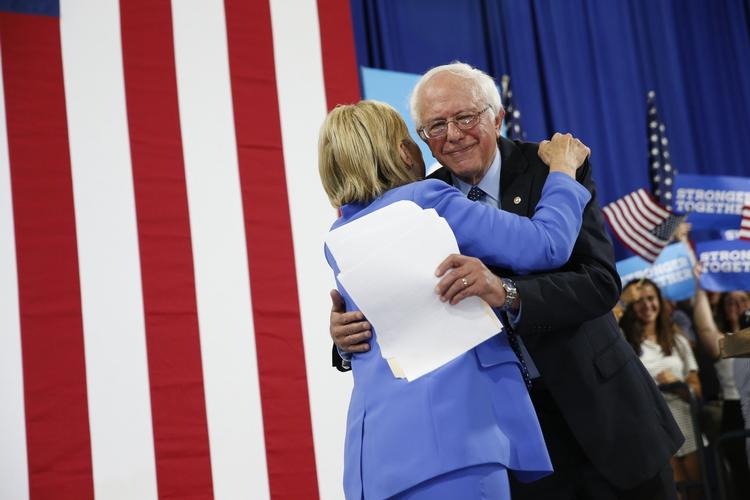 Støtte. Bernie Sanders har i dag bekendtgjort sin støtte til sin tidligere konkurrent i kampen om at blive amerikansk præsident, Hillary Clinton. 
