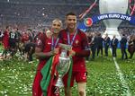 ENDELIG. Både Ricardo Quaresma og Cristian Ronaldo har en stribe gange forsøgt at skaffe Portugal succes ved de store slutrunder. Nu - i deres måske sidste - kom så den helt store gevinst. 