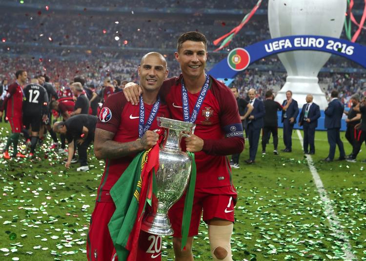 ENDELIG. Både Ricardo Quaresma og Cristian Ronaldo har en stribe gange forsøgt at skaffe Portugal succes ved de store slutrunder. Nu - i deres måske sidste - kom så den helt store gevinst. 