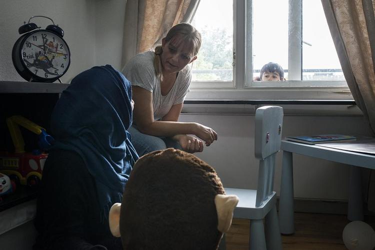 Forvandling. Muhib, som her tjekker de voksne på afstand, var sky, indtil han kom i vuggestue. »Nu råber han ’hej’ til folk og smiler og snakker hele tiden«, siger hans mor, Sara Rizwan, som fik hjælp af sundhedsplejerske Lene Marie Kjær. 