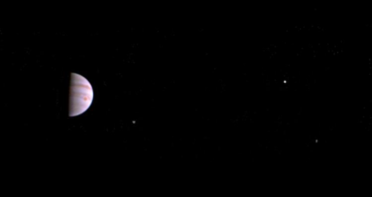 Rummet. De første billeder af jupiter optaget af rumsonden Juno. Den vil siden fotografere kæmpeplanetens poler og sende meget mere detaljerede billeder hjem til jorden. 