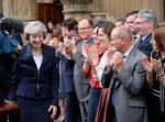 Premierminister. Theresa May hyldes af sine partifæller udenfor parlamentsbygningen i London mandag d. 11.07. 