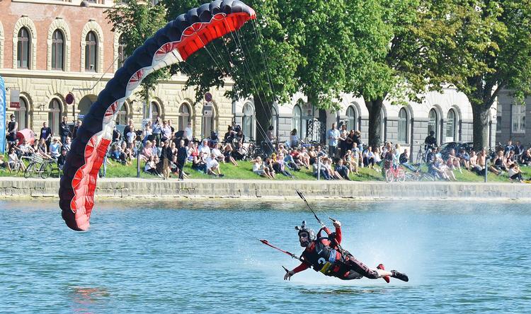 Splask. Det er ikke altid, at udspringerne rammer platformen sat op i Peblinge Sø. 