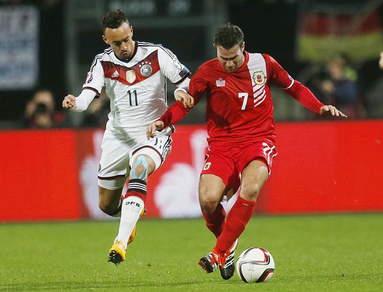 matchvinder. Efter mål mod et klubhold fra Andorra og det skotske landshold scorede Lee Casciaro (th. i kamp med tyskeren Karim Bellarabi) sit hidtil mest betydmningsfulde mål mod Celtic i aftes. 