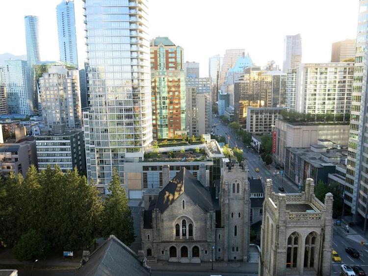 CENTRALT. Vancouver ligger lige dernede. Butikker og restauranter er lige om hjørnet, når man bor på Century Plaza. 