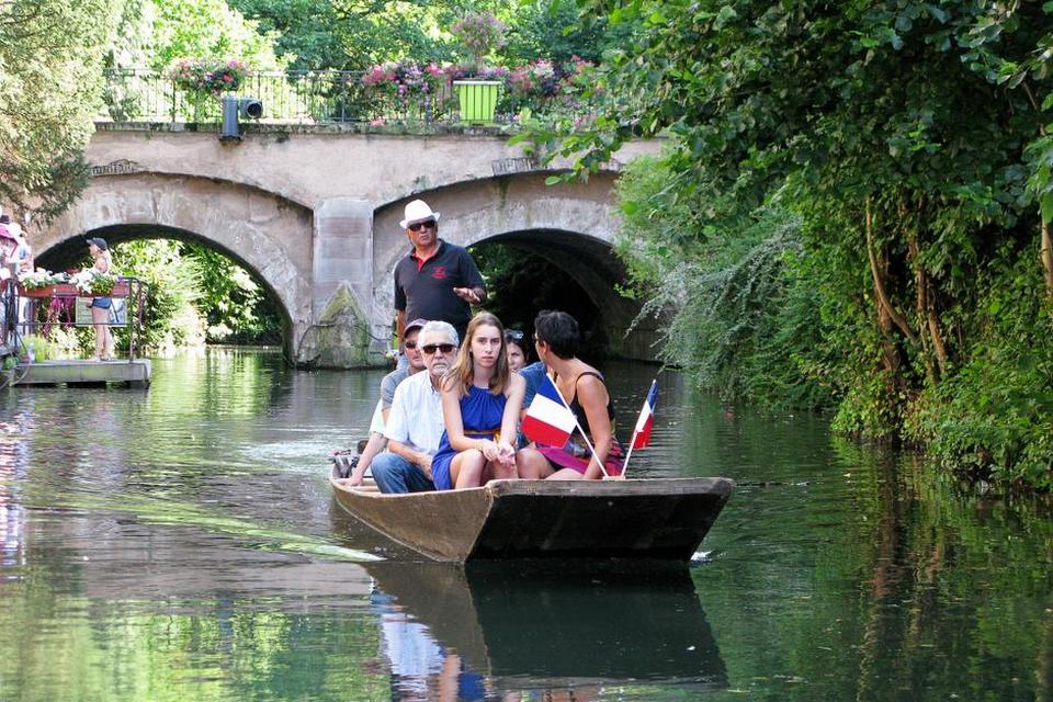 BROER. Man skal dukke hovederne nogle gange, når man sejler under broerne i Colmars Petite Venise-kvarter. Foto: Jesper Møller 