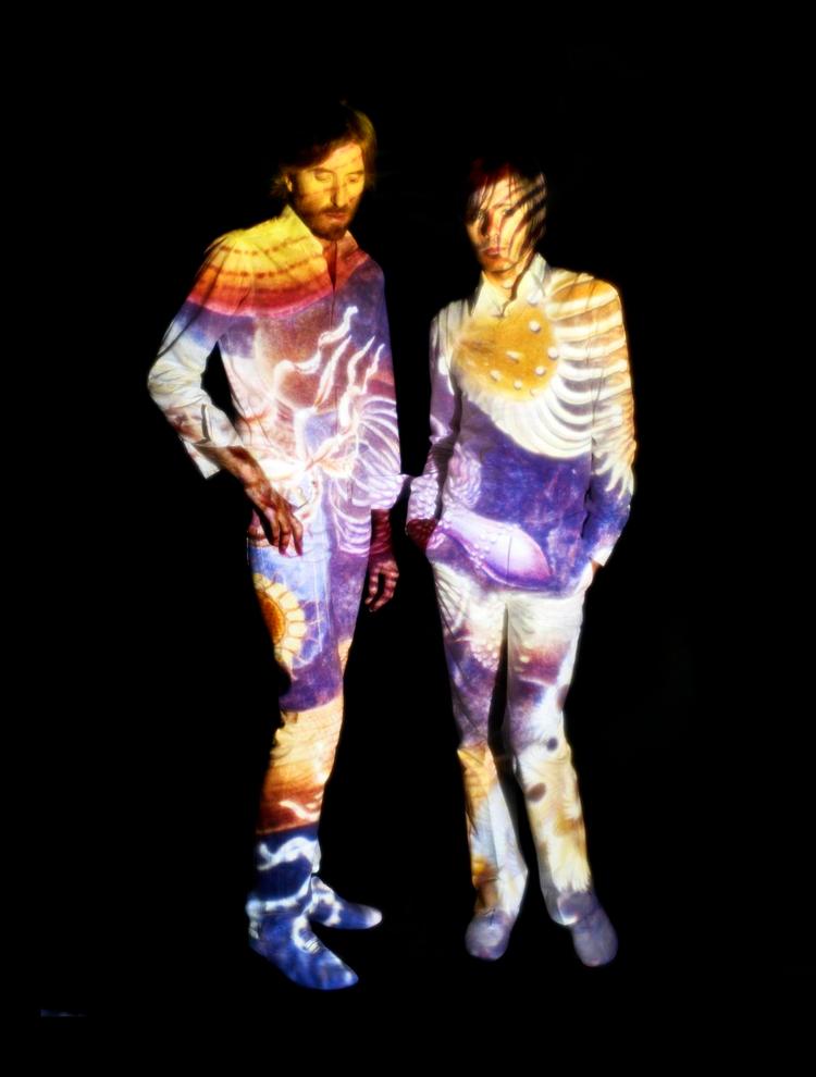 venner. Siden Nicolas Godin og Jean-Benoît Dunckel dannede Air i 1996, har de arbejdet sammen med et hav af andre musikere, for eksempel David Bowie, Beck, Depeche Mode, MGMT, Jarvis Cocker og det franske ikon Françoise Hardy. De medvirker alle på Airs første opsamlingsalbum, 'TwentyYears', som i begrænset antal udkommer i de luxe-udgave 22. juli. 