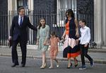 farvel. David Cameron med sin familie foran Downing Street nr. 10, hvor han holdt sin sidste offentlige tale som Storbritanniens premierminister. 