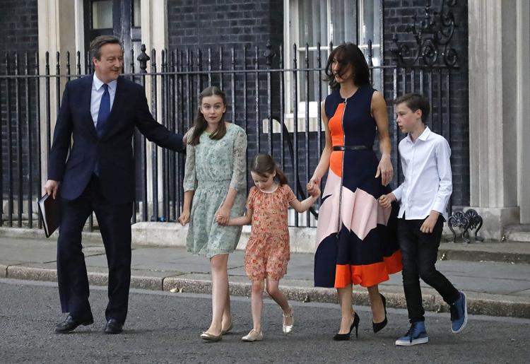 farvel. David Cameron med sin familie foran Downing Street nr. 10, hvor han holdt sin sidste offentlige tale som Storbritanniens premierminister. 