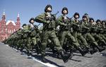 minder. Russiske soldater på parade i Moska i maj for at markere sejren over Nazityskland efter Anden Verdenskrig. 