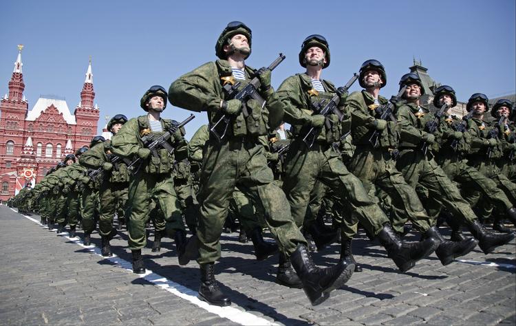 minder. Russiske soldater på parade i Moska i maj for at markere sejren over Nazityskland efter Anden Verdenskrig. 