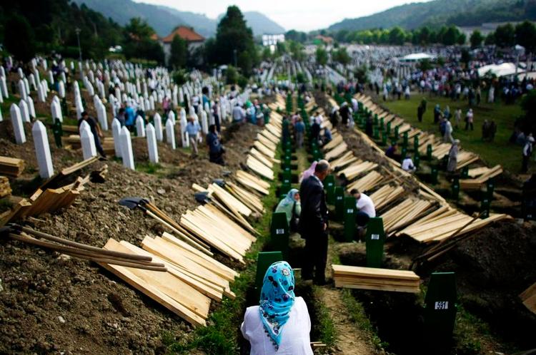 skyldfølelse. Danske soldater blev vidne til massegrave i forbindelse med etnisk udrensning ved blandt andet Srebrenica under den jugoslaviske borgerkrig. De havde ikke mandat til at gribe ind og blev grebet af magtesløshed, fortæller chefen for Forsvarets Veterancenter. 