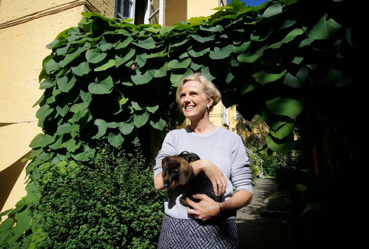 Oase. Andelsforeningen Den Gule Enke på Christianshavn har givet beboerne mulighed for at leje ud via Airbnb, men der er adgang forbudt for gæsterne i det fælles gårdanlæg, fortæller bestyrelsens formand, Tina Kjær. 