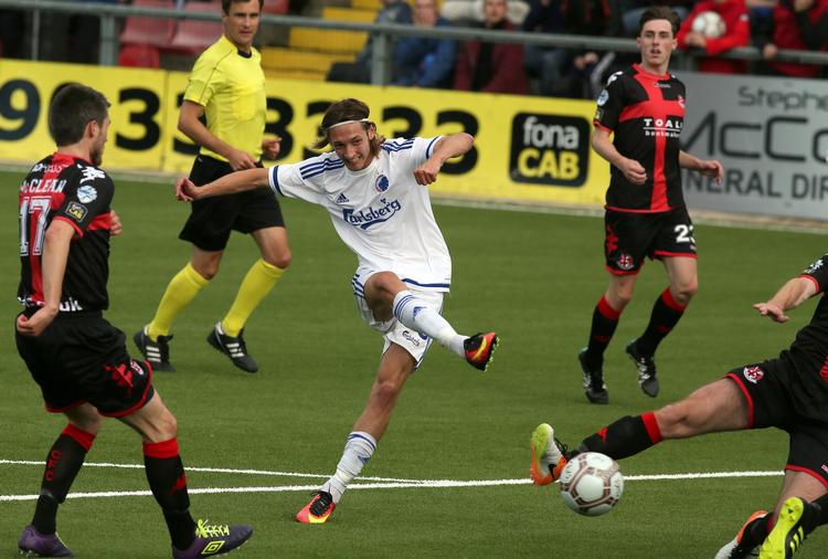 sådan! Rasmus Falk fik officielt debut for FCK og fejrede det med et mål. 