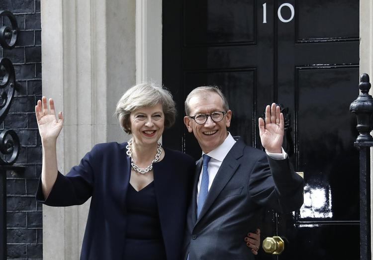 no! Theresa May sammen med sin mand, Philip, foran trappen til Downing Street nr. 10. Parret afviste de mange fotografers opfordring til at kysse hinanden. 