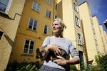 Udlejning. I Andelsforeningen Den Gule Enke på Christianshavn har beboerne mulighed for at leje ud via Airbnb, men der er adgang forbudt for gæsterne i det fælles gårdanlæg, fortæller bestyrelsens formand, Tina Kjær. 