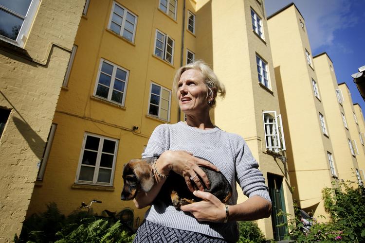 Udlejning. I Andelsforeningen Den Gule Enke på Christianshavn har beboerne mulighed for at leje ud via Airbnb, men der er adgang forbudt for gæsterne i det fælles gårdanlæg, fortæller bestyrelsens formand, Tina Kjær. 