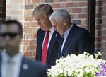 Møde. Donald Trump får sig en sidste sludder med Mike Pence på vej ud af guvernørboligen onsdag morgen. 