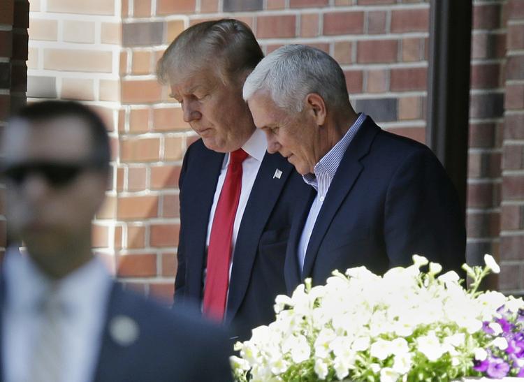 Møde. Donald Trump får sig en sidste sludder med Mike Pence på vej ud af guvernørboligen onsdag morgen. 
